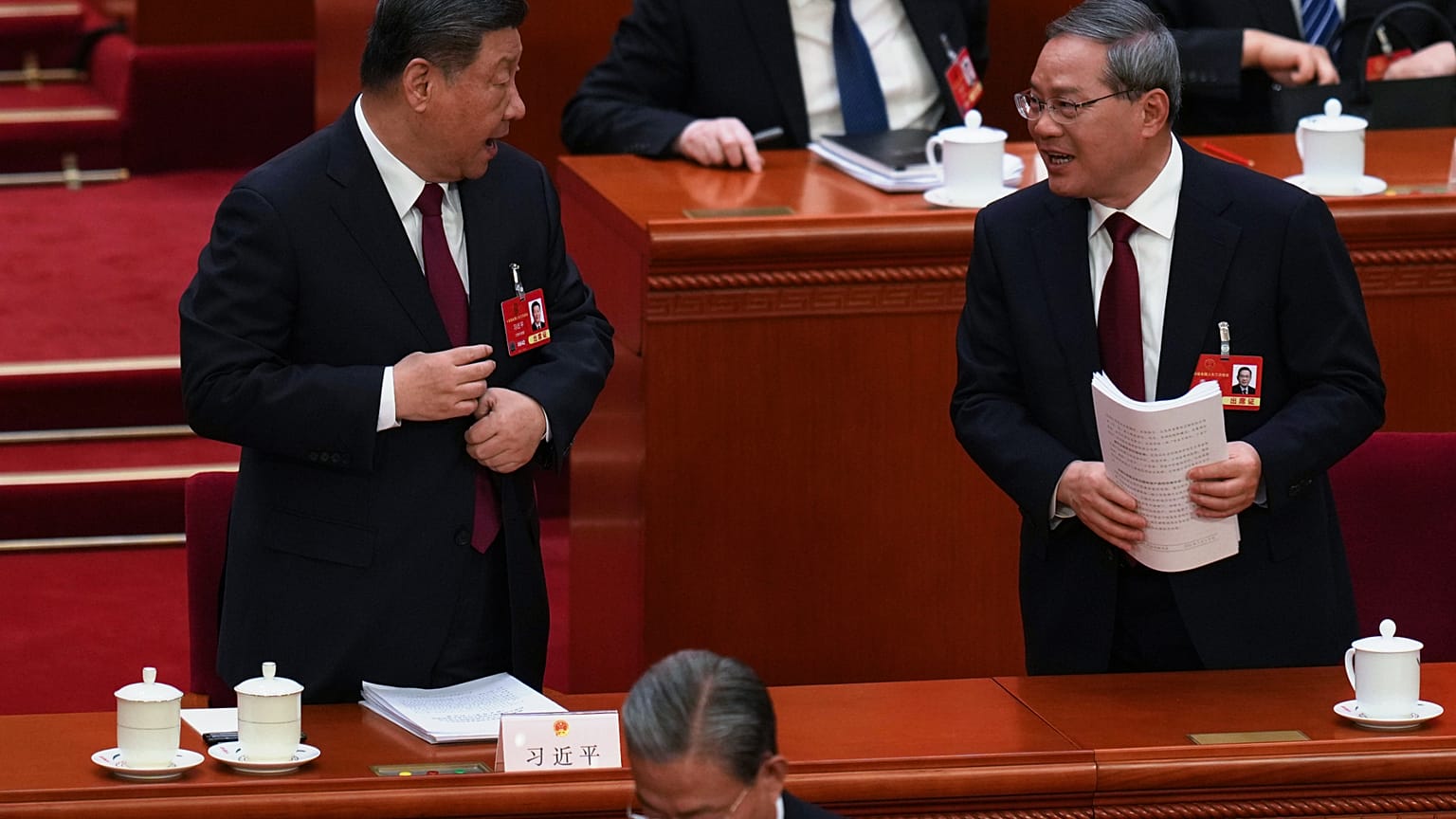 Il premier cinese Li Qiang, a destra, con il presidente Xi Jinping dopo la sessione di apertura dell'Assemblea nazionale del popolo a Pechino (5 marzo 2025)