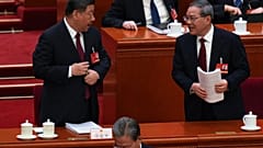 Il premier cinese Li Qiang, a destra, con il presidente Xi Jinping dopo la sessione di apertura dell'Assemblea nazionale del popolo a Pechino (5 marzo 2025)