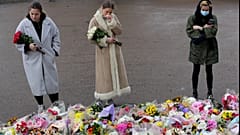 İngiltere'nin başkenti Londra'da yer alan Clapham Common'daki müzik standına öldürülen Sarah Everard için çiçekler ve mumlar bırakılıyor, 15 Mart 2021.