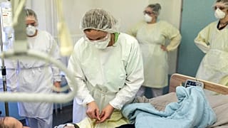 Le personnel médical s'occupe d'un homme atteint du COVID-19 dans les services COVID d'une maison de retraite de Kaysesberg, dans l'est de la France, le 18 décembre 2020.