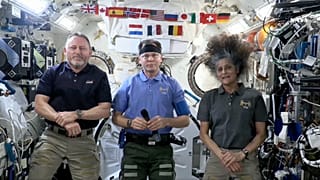 Questa immagine tratta da un video pubblicato dalla NASA mostra, da sinistra, Butch Wilmore, Nick Hague e Suni Williams che parlano durante una conferenza stampa, martedì 4 marzo 2025.