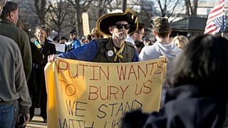 Protesta frente al Capitolio en las horas previas al discurso de Trump ante una sesión conjunta del Congreso en el Capitolio, el martes 4 de marzo de 2025, en Washington.