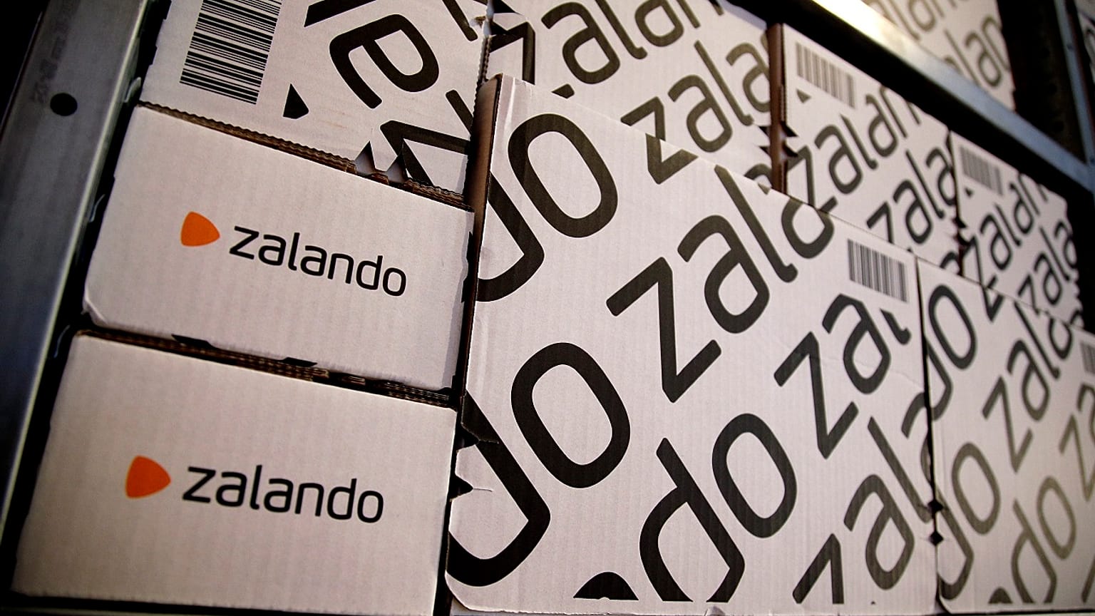 Imagen de varias cajas con pedidos de Zalando, empresa alemana de venta de artículos de moda en línea.