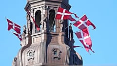 DOSYA: Kopenhag'daki Danimarka Parlamento binası Christiansborg Kalesi'nin kulesine Danimarka bayrakları asıldı, 5 Eylül 2021
