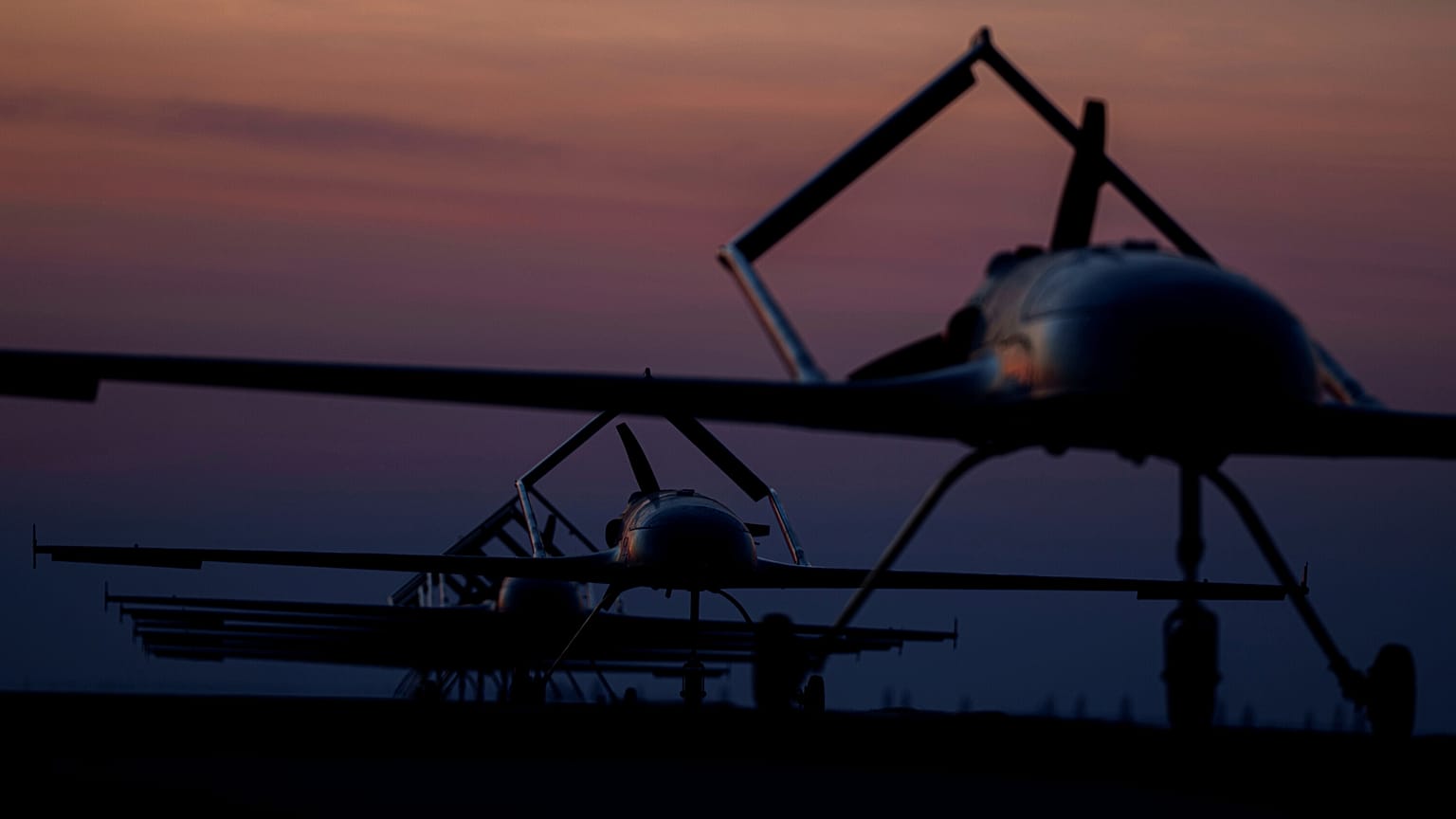 Langstreckendrohnen An-196 Liutyi des Verteidigungsnachrichtendienstes der Ukraine stehen in einer Reihe vor dem Start an einem ungenannten Ort in der Ukraine, 28. Februar 2025.
