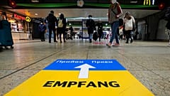 Ein Schild weist Flüchtlingen aus der Ukraine den Weg zu einem Willkommenszentrum am Hauptbahnhof in Köln, 4. April 2022. 