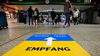 Un cartello indica ai rifugiati provenienti dall'Ucraina la strada per raggiungere un centro di accoglienza alla stazione centrale di Colonia, 4 aprile 2022.