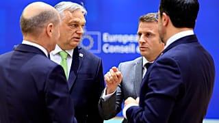 Die Staats- und Regierungschefs der EU kommen in Brüssel zu einem Dringlichkeitsgipfel zusammen, der sich mit der Ukraine und der Verteidigung befassen wird.