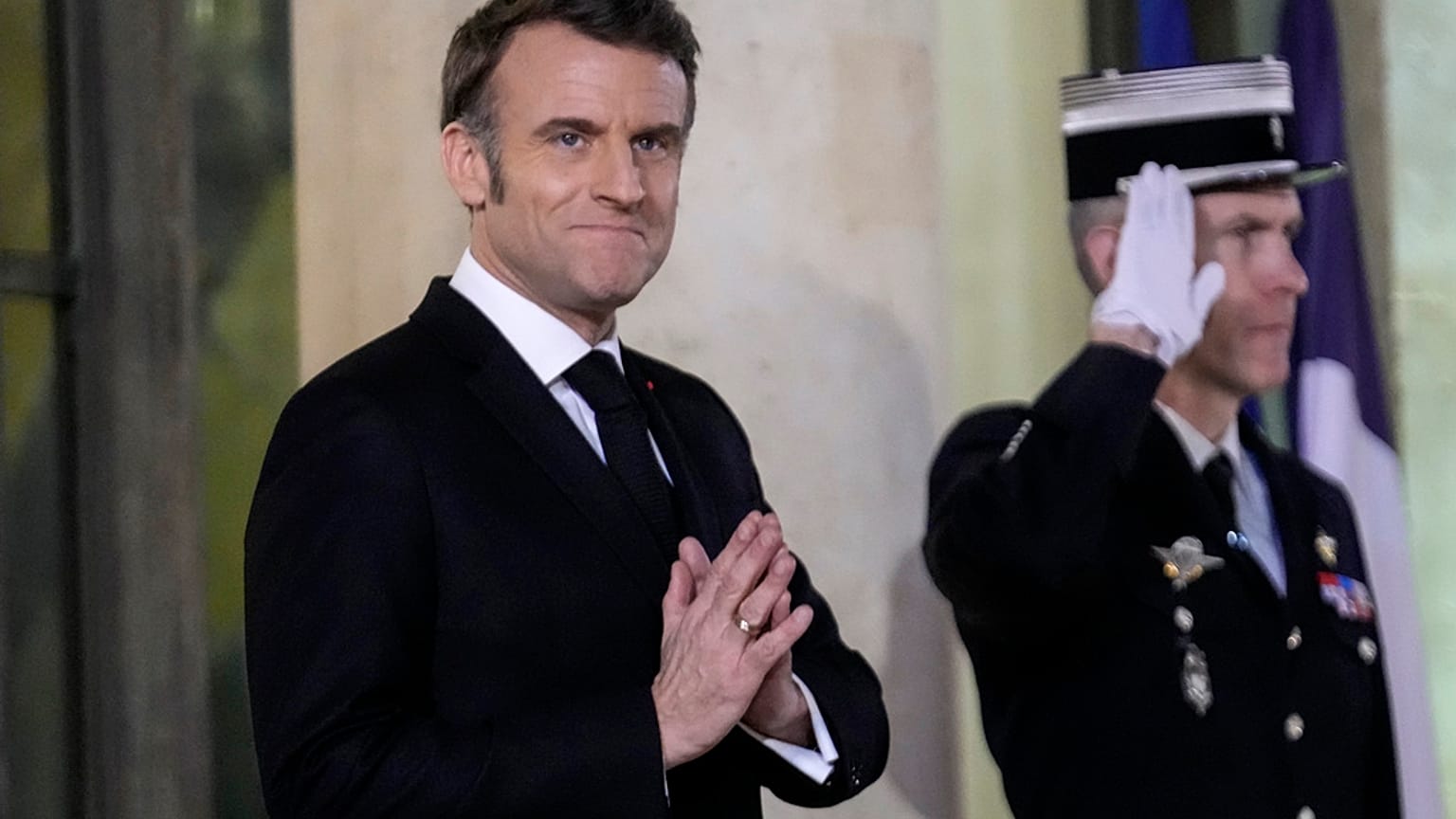 Le président français Emmanuel Macron fait un geste avant de recevoir le premier ministre hongrois Viktor Orban au palais de l'Élysée, à Paris, mercredi 5 mars 2025.