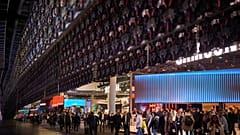 Los asistentes caminan por los stands durante el Mobile World Congress en Barcelona, España, el miércoles 5 de marzo de 2025.