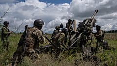 DOSYA - Ukraynalı askerler, 14 Temmuz 2022'de Ukrayna'nın Kharkiv bölgesinde ABD tarafından tedarik edilen bir M777 obüsüyle Rus mevzilerine ateş etmeye hazırlanıyor. 