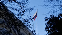 Bükreş'teki Rusya Büyükelçiliği'nin üzerinde bir Rus bayrağı dalgalanıyor, 6 Nisan 2022