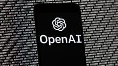 OpenAI logosu, bir bilgisayar ekranının önündeki bir cep telefonunda görünüyor, 9 Mart 2023