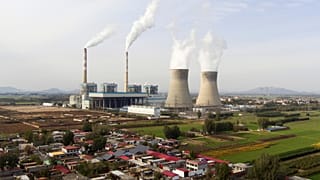 La central eléctrica de Guohua, alimentada con carbón, opera en Dingzhou, en la provincia septentrional china de Hebei.