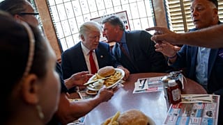 Imagen de Donald Trump, quien argumenta que los alimentos extranjeros no son seguros para los consumidores y no cumplen con las normas estadounidenses.