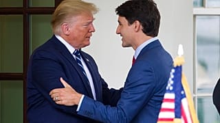 الرئيس دونالد ترامب يرحب برئيس الوزراء الكندي جاستن ترودو عند وصوله إلى البيت الأبيض، الخميس 20 حزيران/يونيو 2019، في واشنطن. 