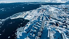 Casas cubiertas de nieve en Nuuk, Groenlandia, el miércoles 5 de marzo de 2025.