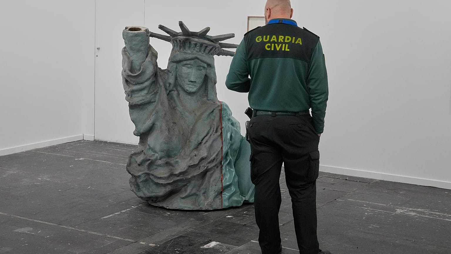 Żołnierz ogląda rzeźbę przedstawiającą Statue Wolności w galerii Klemms z Berlina, przed otwarciem Międzynarodowych Targów Sztuki ARCO.