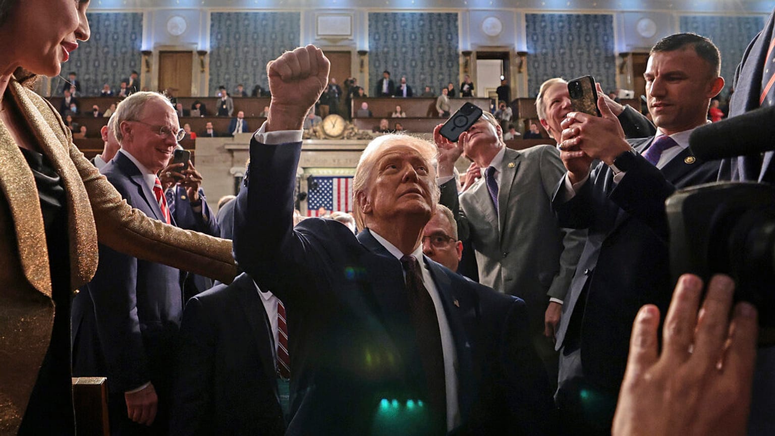 Präsident Donald Trump verlässt den Plenarsaal, nachdem er eine Rede vor dem Kongress im Kapitol in Washington gehalten hat, Dienstag, 4. März 2025.