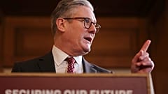 Премьер-министр Великобритании беседует с представителями оборонной промышленности во время ярмарки вакансий на Даунинг-стрит, 10 в Лондона, 3 марта 2025 г.