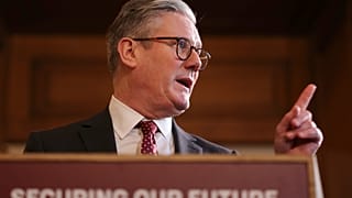 Премьер-министр Великобритании беседует с представителями оборонной промышленности во время ярмарки вакансий на Даунинг-стрит, 10 в Лондона, 3 марта 2025 г.