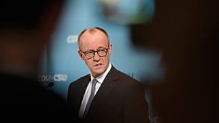 CDU lideri Friedrich Merz 25 Şubat 2025 tarihinde Berlin'deki Federal Meclis'te düzenlenen parlamento grup toplantısı öncesinde basın mensuplarına konuştu.
