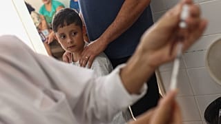 Una dosis de la vacuna contra el dengue se prepara para los jóvenes en un centro de salud de Brasil en febrero de 2024.