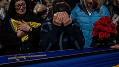 Ukrayna'nın doğusundaki Kryvyi Rih mezarlığında Ukraynalı asker Andrii Vorobiov'un tabutu başında yas tutan yakınları, 24 Nisan 2023, Pazartesi
