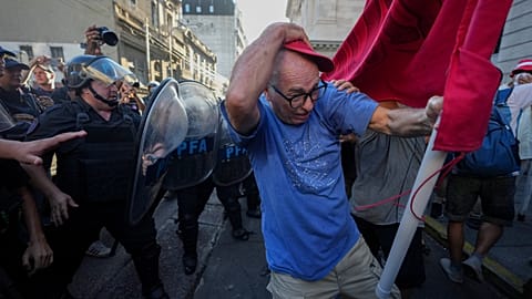 Un manifestant tient sa casquette alors que la police anti-émeute tente de disperser les manifestants lors d'une protestation pour de meilleures retraites pour les retraités à Buenos Aires, Argentine, mercredi 5 mars 2025.