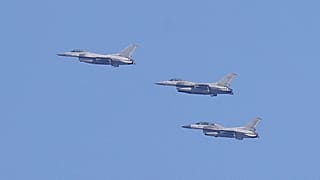 طائرات مقاتلة من طراز KF-16 التابعة للقوات الجوية الكورية الجنوبية تحلق أثناء التدريبات العسكرية المشتركة بين كوريا الجنوبية والولايات المتحدة في ميدان التدريب على إطلاق النار