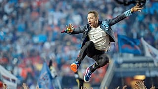 Coldplay, Levi's Stadyumu'nda Carolina Panthers ve Denver Broncos takımları arasında oynanan Super Bowl 50'nin devre arası gösterisinde sahne aldı