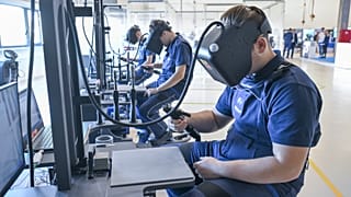Nyílt nap a debreceni BMW-gyár képzési központjában