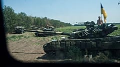 ARCHIVO - Tanques del ejército ucraniano toman sus posiciones cerca de Illovaisk, región de Donetsk, este de Ucrania, 14 de agosto de 2014. 