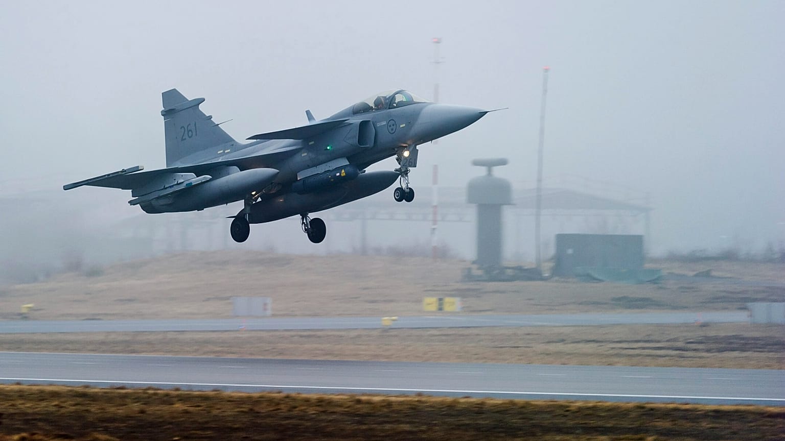 طائرة مقاتلة من طراز JAS 39 Gripen تابعة للقوات الجوية السويدية تقلع من قاعدة بليكينج F17، المتمركزة في كالينج، جنوب السويد، يوم السبت 2 أبريل 2011.