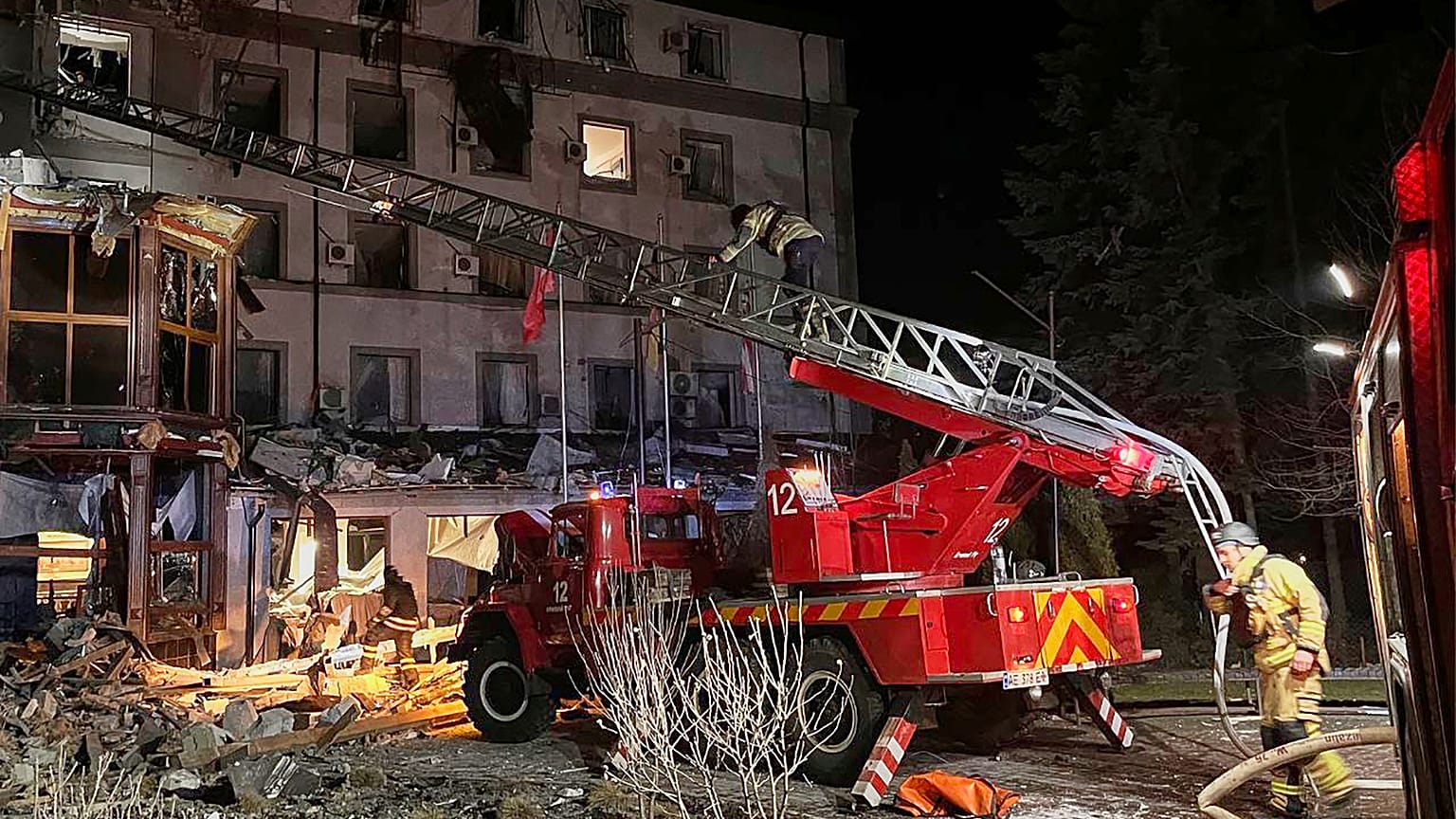 Фото губернатора Днепропетровской области Сергея Лысака: пожарные работают на месте поврежденного после российского ракетного обстрела здания, Кривой Рог, 6 марта 2025 г.