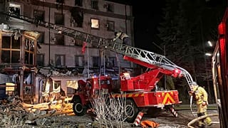 Фото губернатора Днепропетровской области Сергея Лысака: пожарные работают на месте поврежденного после российского ракетного обстрела здания, Кривой Рог, 6 марта 2025 г.