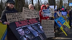 Люди принимают участие в митинге, обращенном к правительству США, с просьбой о помощи в освобождении украинских военнопленных, находящихся в российском плену, перед зданием посольства США в Киеве.