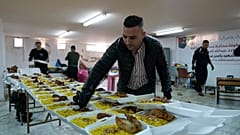 متطوعون في مطبخ ياسر عرفات الخيري في طولكرم بالضفة الغربية يعدون وجبة إفطار للنازحين الفلسطينيين بمناسبة شهر رمضان المبارك يوم الاثنين 3 مارس/آذار 2025