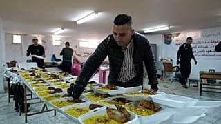 متطوعون في مطبخ ياسر عرفات الخيري في طولكرم بالضفة الغربية يعدون وجبة إفطار للنازحين الفلسطينيين بمناسبة شهر رمضان المبارك يوم الاثنين 3 مارس/آذار 2025