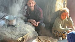 Imagen de Mohammed, propietario de un horno de barro en la Franja de Gaza, y de su hija.