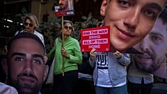 Demonstranten halten Fotos mit den Gesichtern israelischer Geiseln, die im Gazastreifen festgehalten werden, während einer Protestaktion in Tel Aviv, Israel, am Donnerstag, den 6. März 2025.