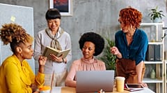 Según un nuevo índice, las mujeres están infrarrepresentadas en todos los ámbitos del ecosistema tecnológico de la UE. 