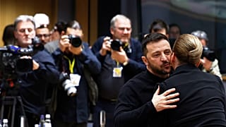 Il presidente ucraino Volodymyr Zelenskyy, secondo a destra, saluta il primo ministro danese Mette Frederiksen durante il vertice dell'UE a Bruxelles