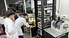Researchers running an experiment at KAIST