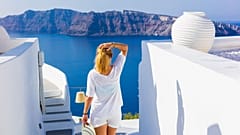 Una mujer mirando desde la isla de Santorini 