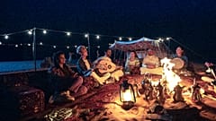 Imagen de una animada cena en el desierto de AlUla.