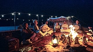 Imagen de una animada cena en el desierto de AlUla.