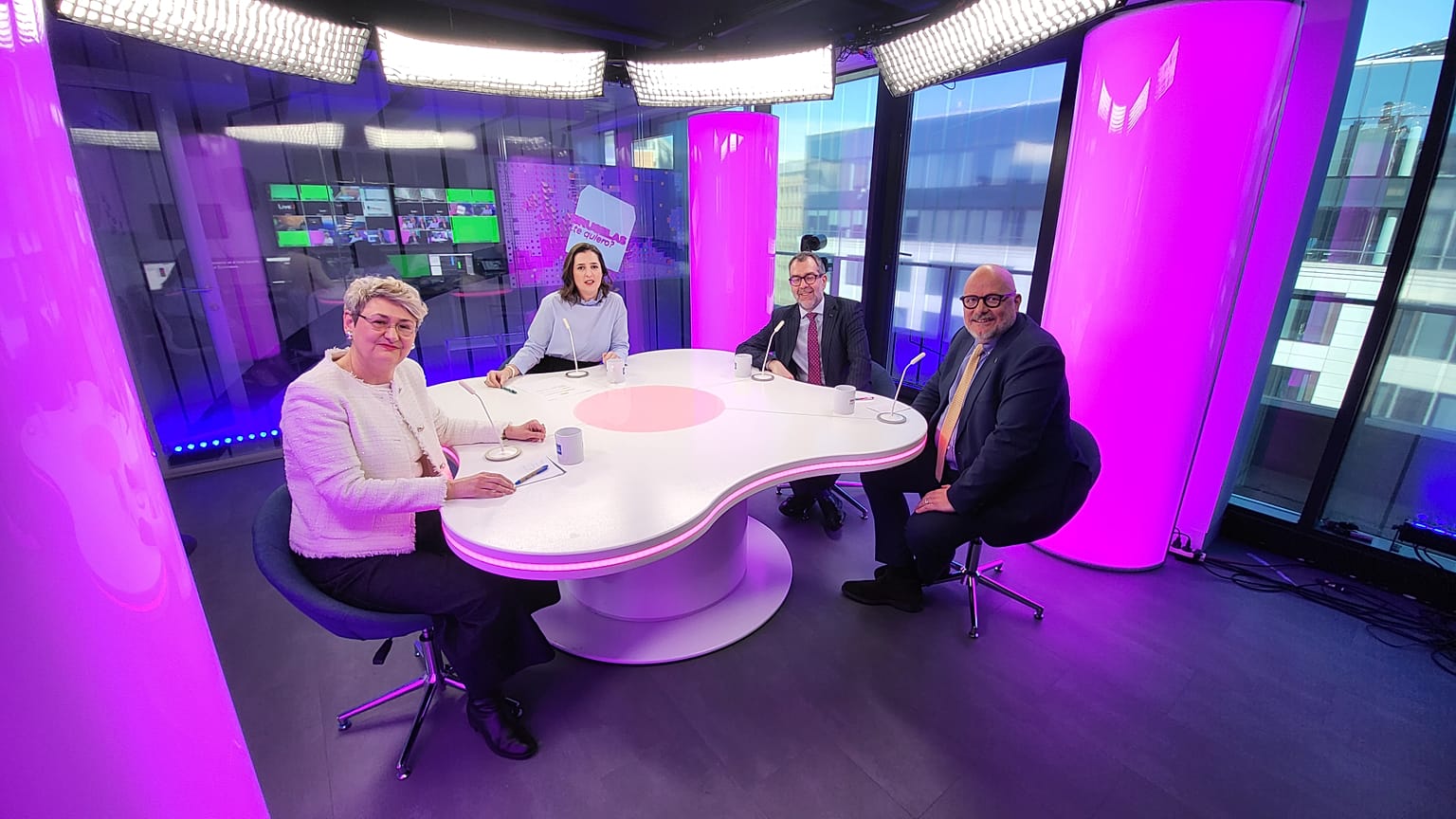 Maia de La Baume avec Oana Lungescu, Marc Angel et Sven Biscop