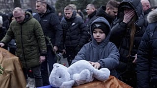 Ukrajnai áldozatok, köztük gyerekek temetése Poltavában