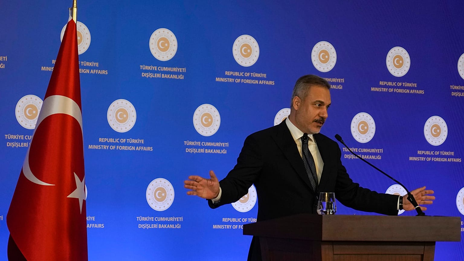 Türkiye Dışişleri Bakanı Hakan Fidan, İstanbul'daki bir basın toplantısında gazetecilerin sorularını yanıtlarken, 10 Ocak 2025
